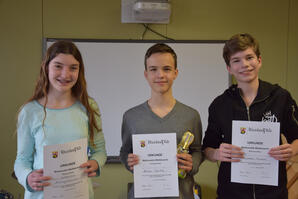 v.l.: Katharina Hollingshausen (8a, Platz 1), Niklas Gatzka (8c, Platz 2) und Benjamin Kramer (8c, Platz 2); es fehlt Magdalena Misling (8a, Platz 2) 