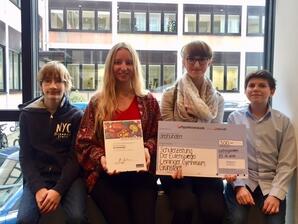 Euli-REdakteure bei der Preisverleihung (v.l.): Paul Thorand, Sarah Kühn, Kira Niederberger und Dominik Neu