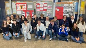 Die Klasse 10d präsentiert ihre Ergebnisse. 