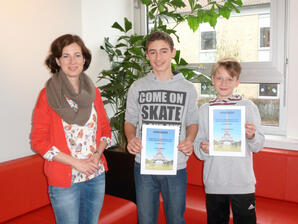 v.l.: Frau Burggraf, Drini Miftari (7e), Jonas Krikava (8e)