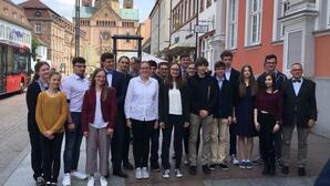 Johanna Riedel (erste Reihe, dritte von links) mit den anderen Teilnehmerinnen und Teilnehmern bei der Preisverleihung in Speyer (Quelle: Euli) 