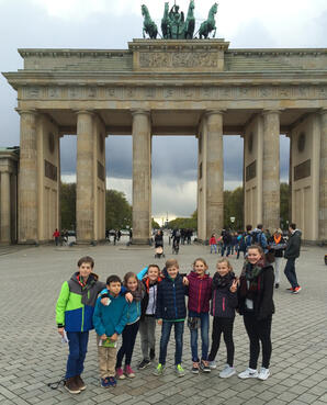 Die 7 Zwerge mit Trainerin Julia van Eck vor dem Brandenburger Tor