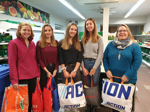 v.l:: Emma Mattinger, Ann-Sophie Wunderlich, Lea Dannenfelser, Zoe McColgan, Frau Habenberger