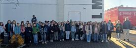 Die Klasse 6c und 6d vor dem Gebäude der Filmwelt Grünstadt.