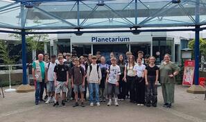 Klasse 7b vor dem Planetarium