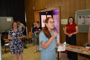 Kerstin Hanisch bei der Begrüßung der Gäste