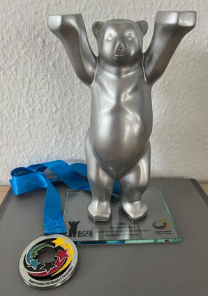 Trophäe für den 2. Platz beim Bundesfinale 2024 - Jugend trainiert für Olympia, Gerätturnen WK IV Jungen