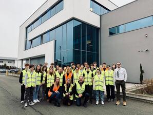 Unsere Besuchergruppe bei dem Unternehmen Berger Lacke in Grünstadt.