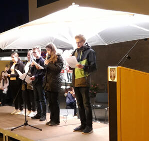 Schülerinnen und Schüler des LGs auf der Gedenkveranstaltung zum 80. Jahrestag der Reichspogromnacht in Grünstadt