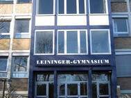 Leininger-Gymnasium, Haupteingang mit neuer Farbgestaltung, 2004