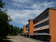 Leininger-Gymnasium, Satteldach, Windfänge, Lamellendach und neue Farbgestaltung, 2004