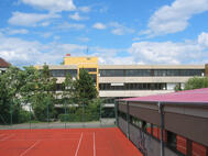 Leininger-Gymnasium, neue Sporthalle, fertiggestellt 1979, mit Satteldach von 2004